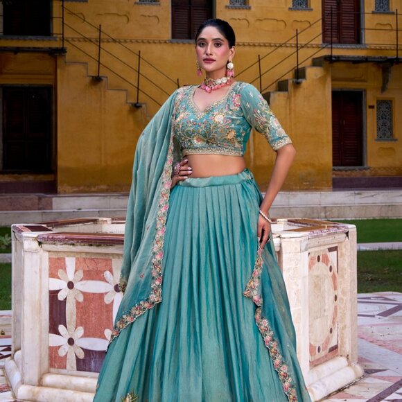 Lehenga Choli - Picture 1 of 6